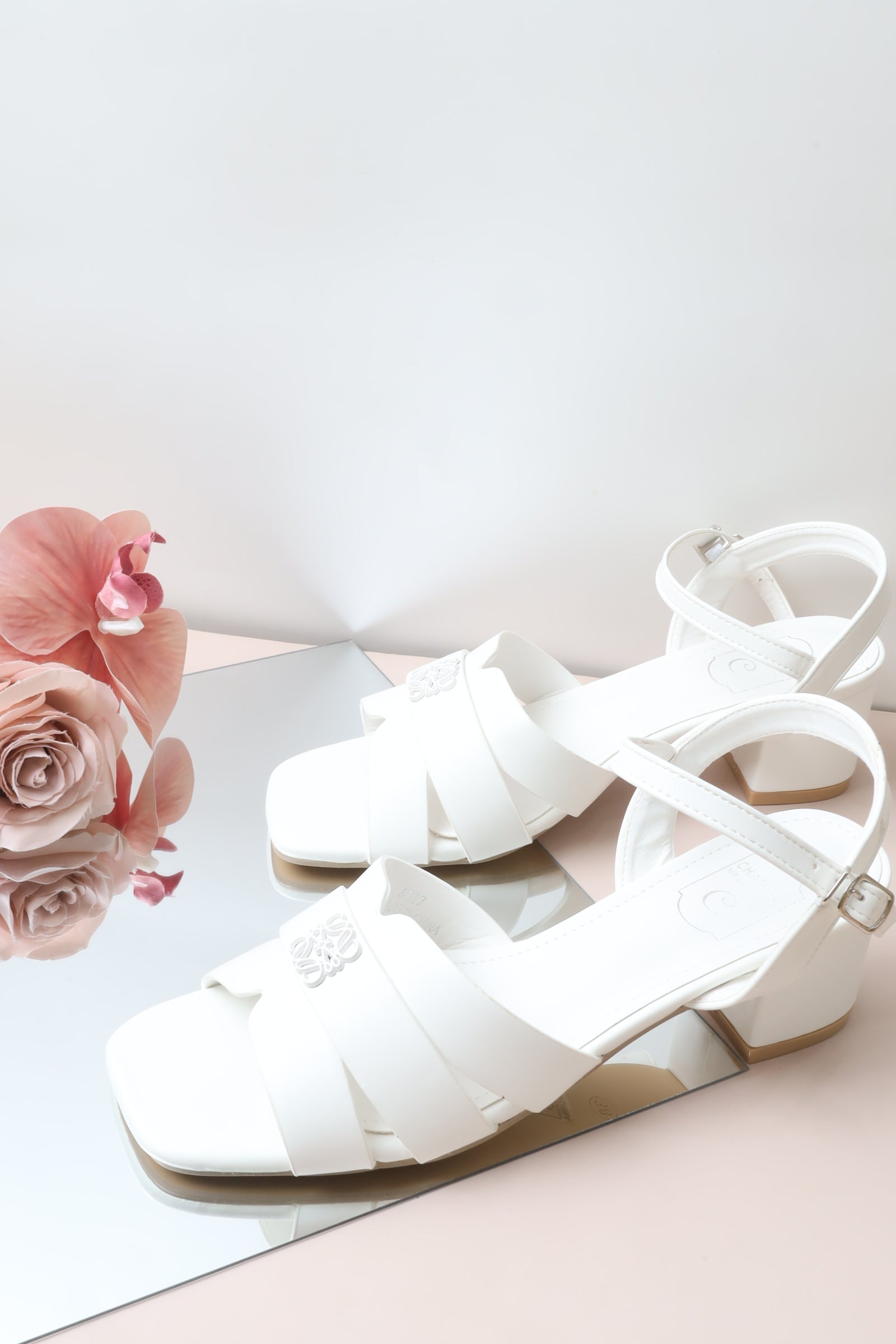 AS17 صندل نسائي بكعب عريض