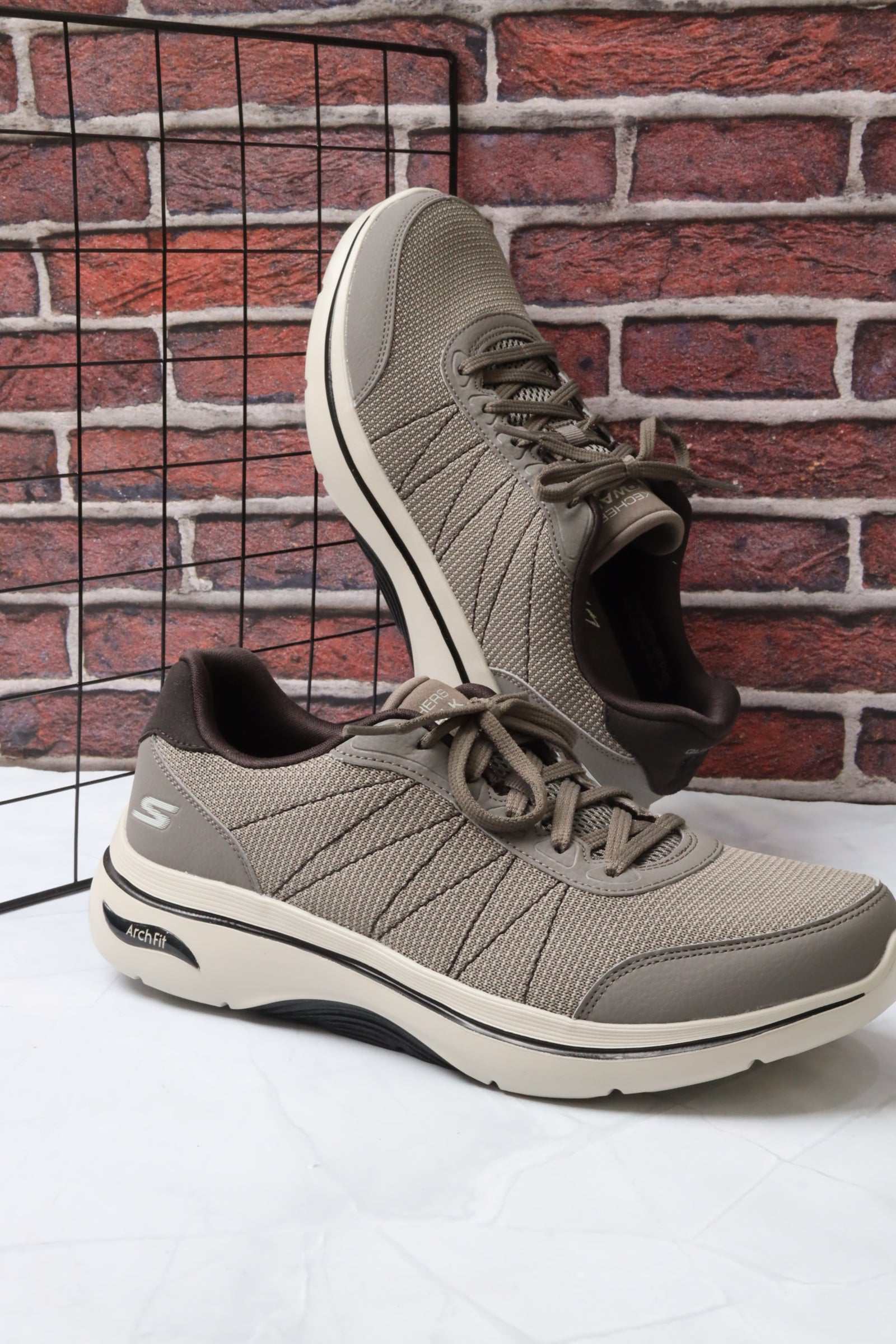 سكيتشرز رجالي جو ووك آرتش فيت 216603