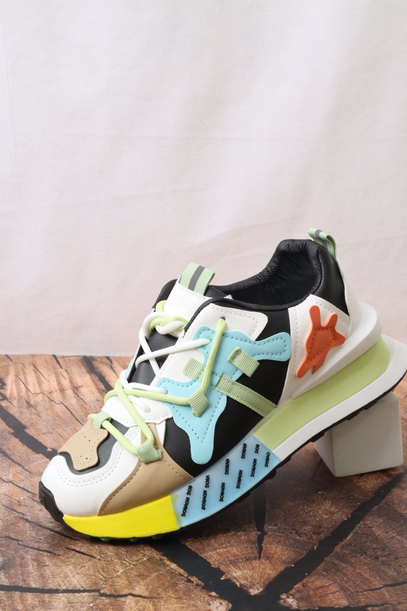 حذاء رياضي نسائي 1046