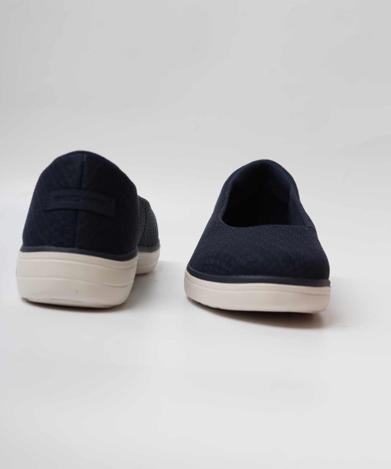 سكيتشرز رجالي آرتش فيت 138902