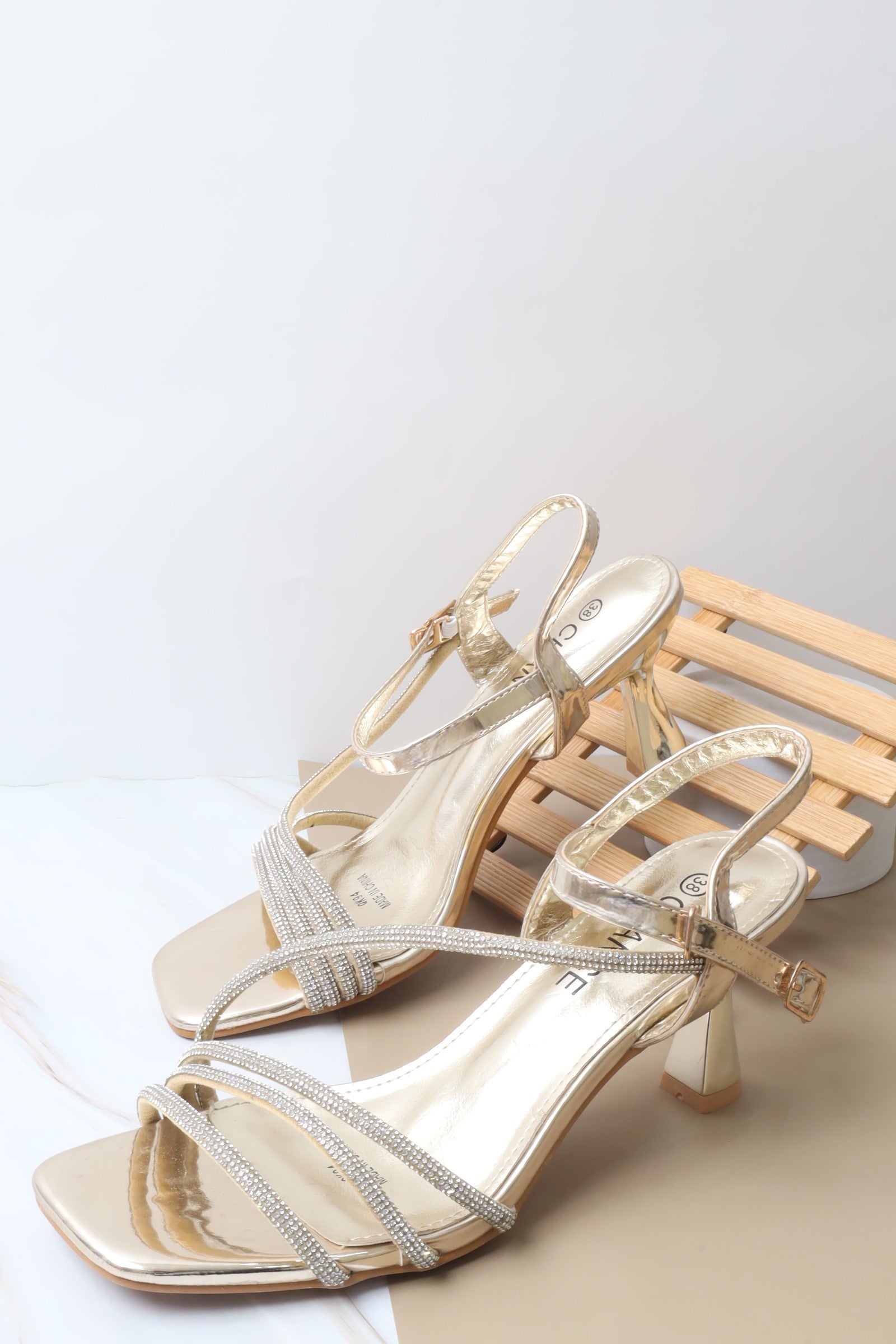 QK94 صندل نسائي بكعب