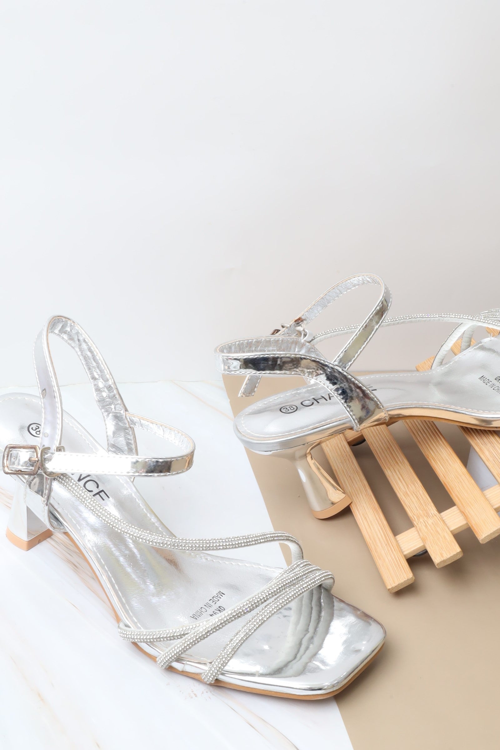 QK94 صندل نسائي بكعب