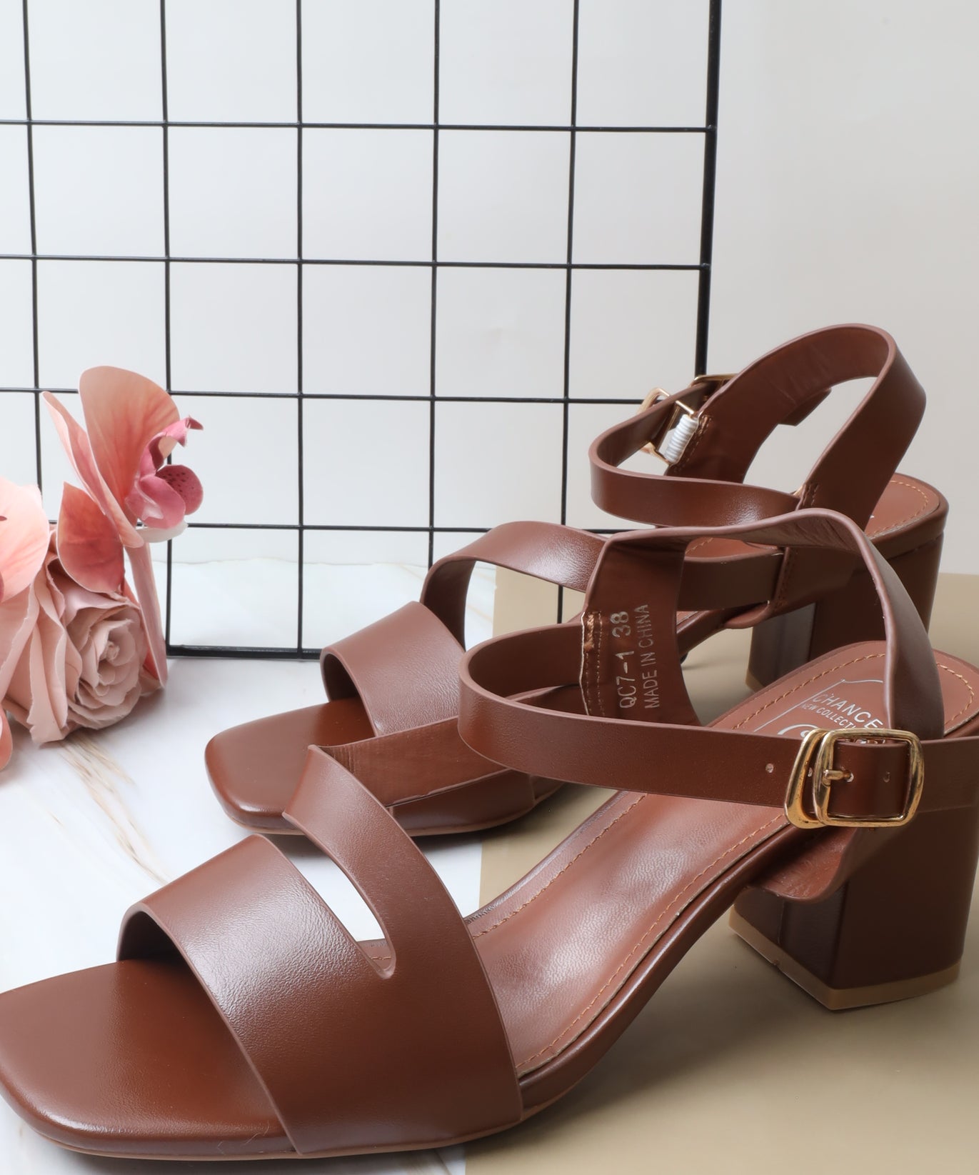 QC7-1 صندل نسائي بكعب عريض