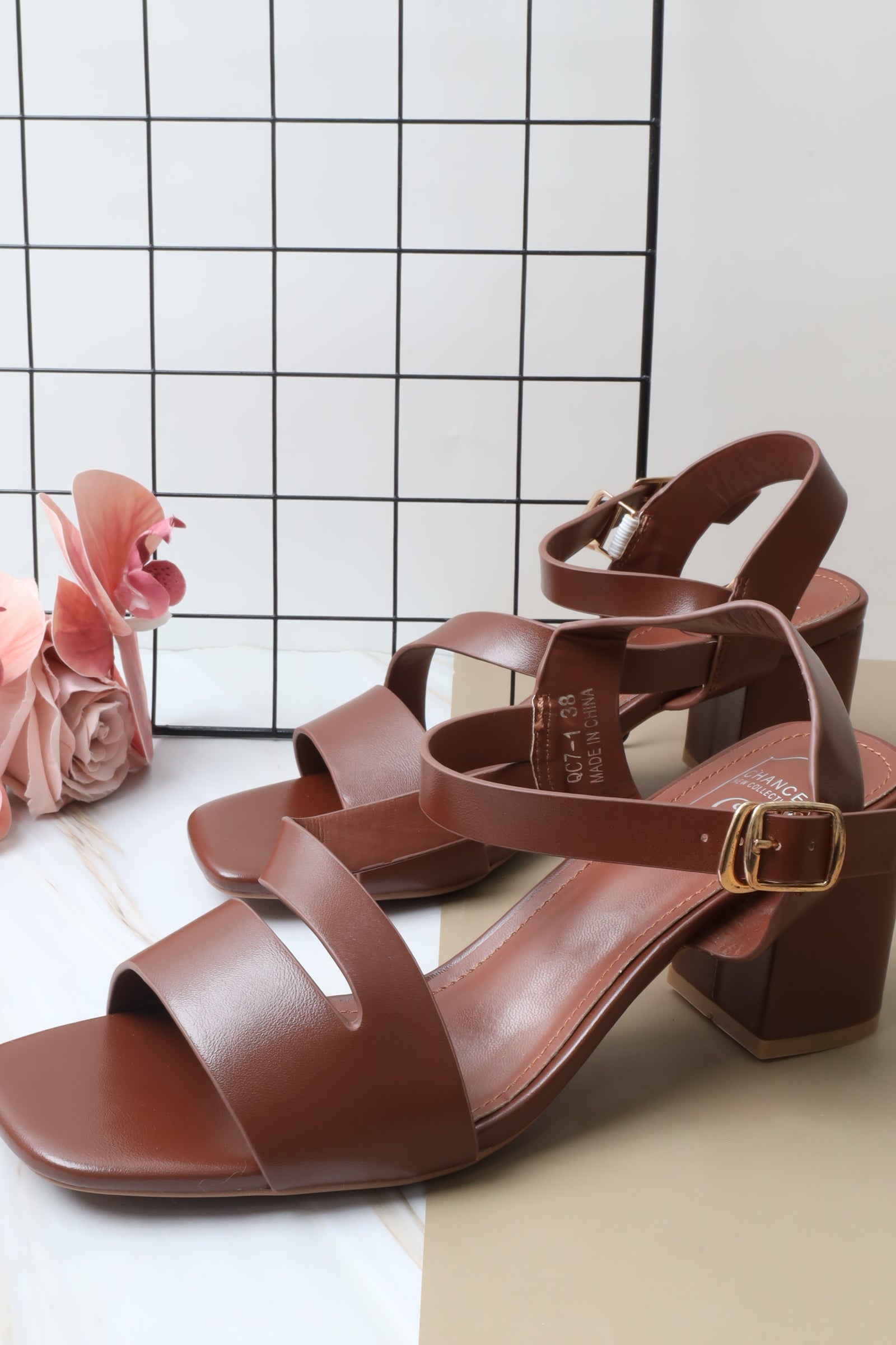 QC7-1 صندل نسائي بكعب عريض