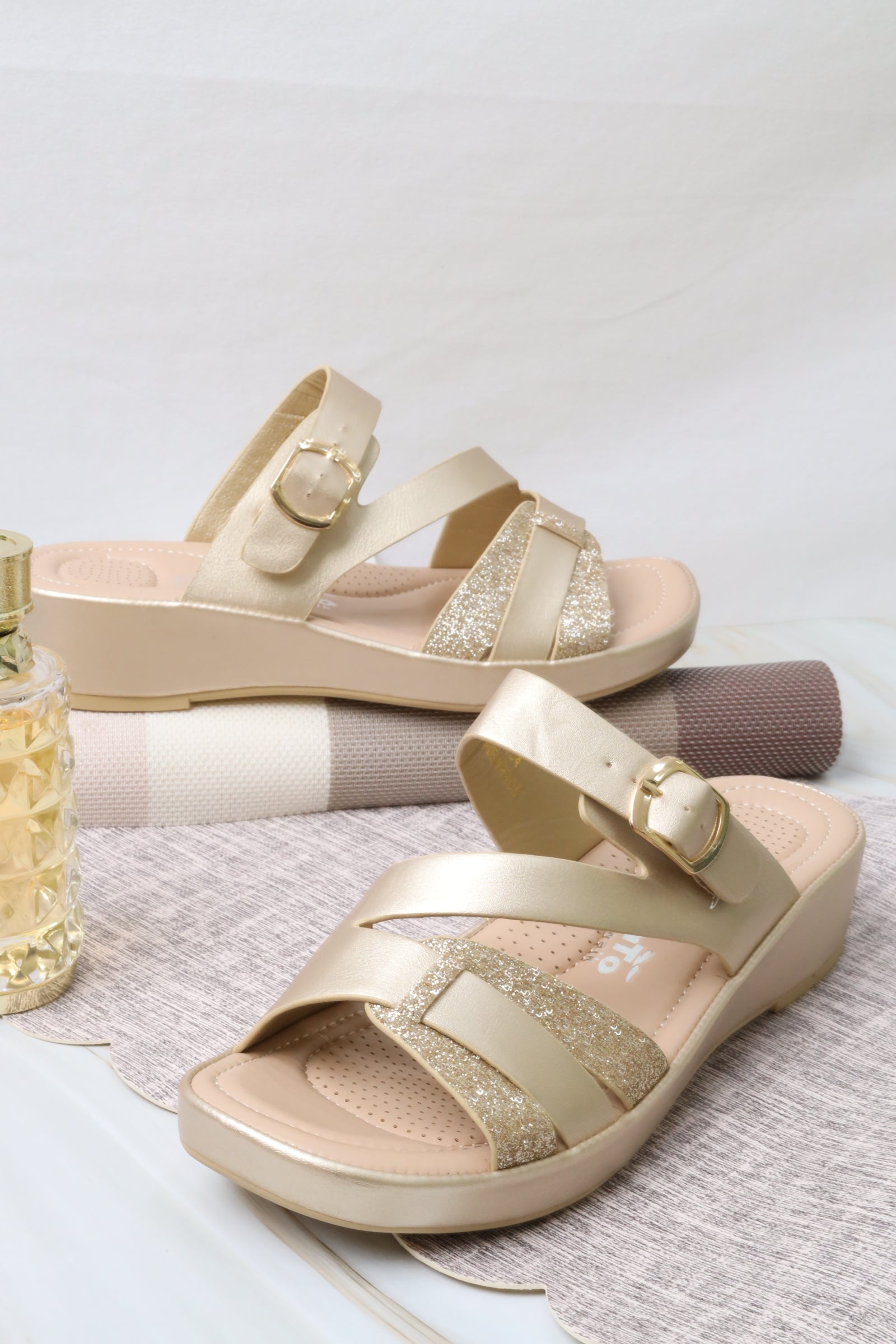 Women's wide-heeled sandal 55054