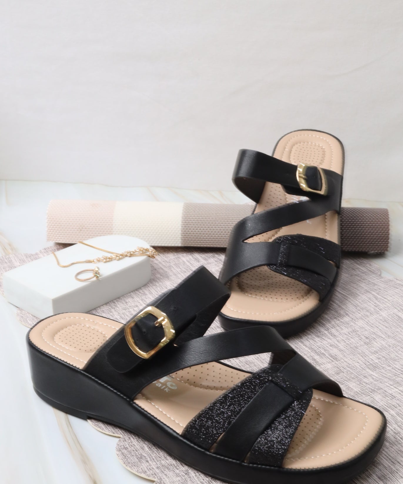 Women's wide-heeled sandal 55054