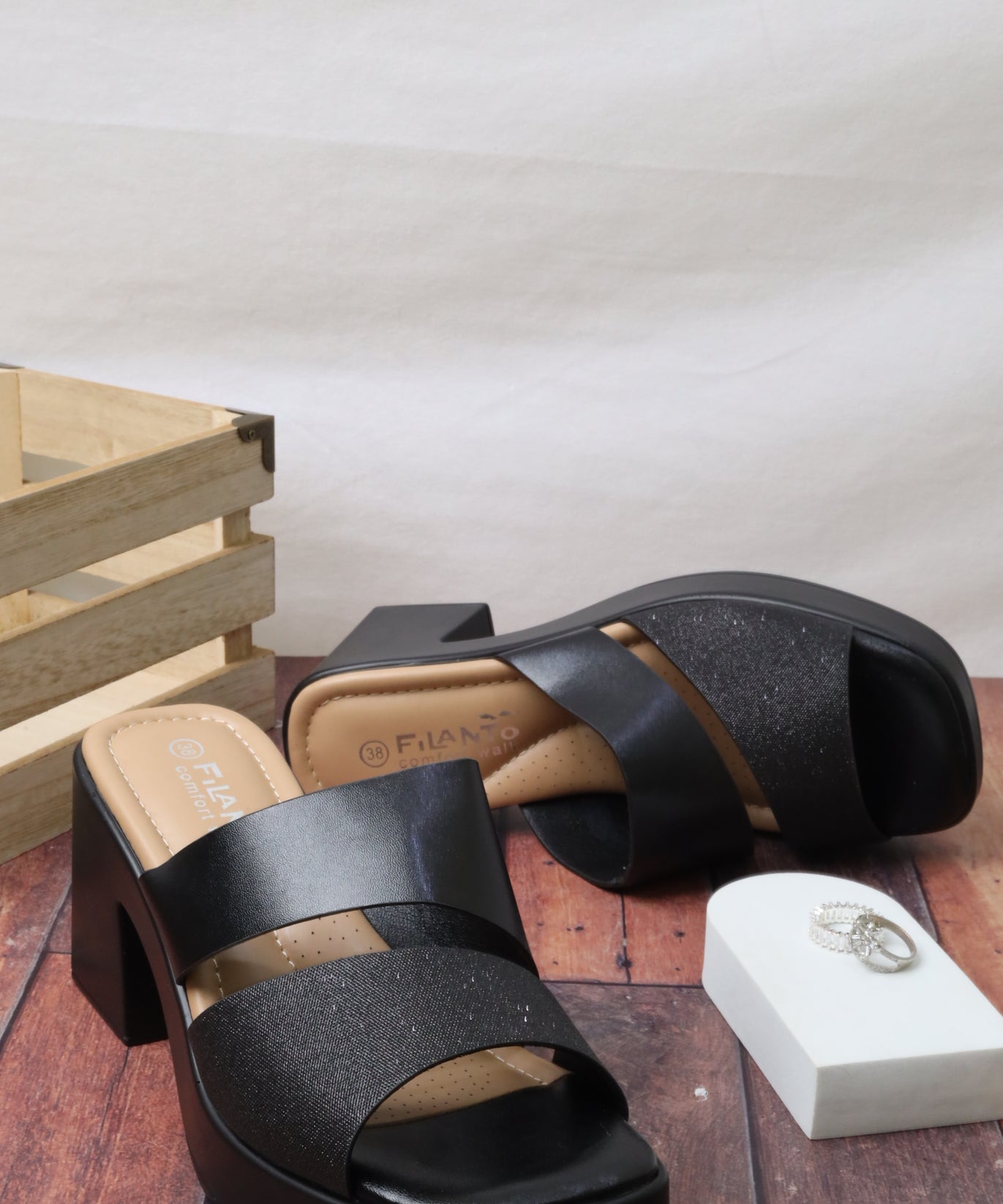 Women's wide-heeled sandal 55066 