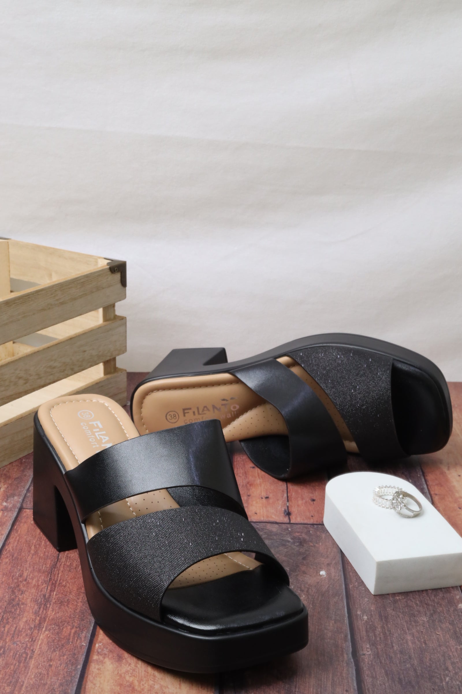 Women's wide-heeled sandal 55066 