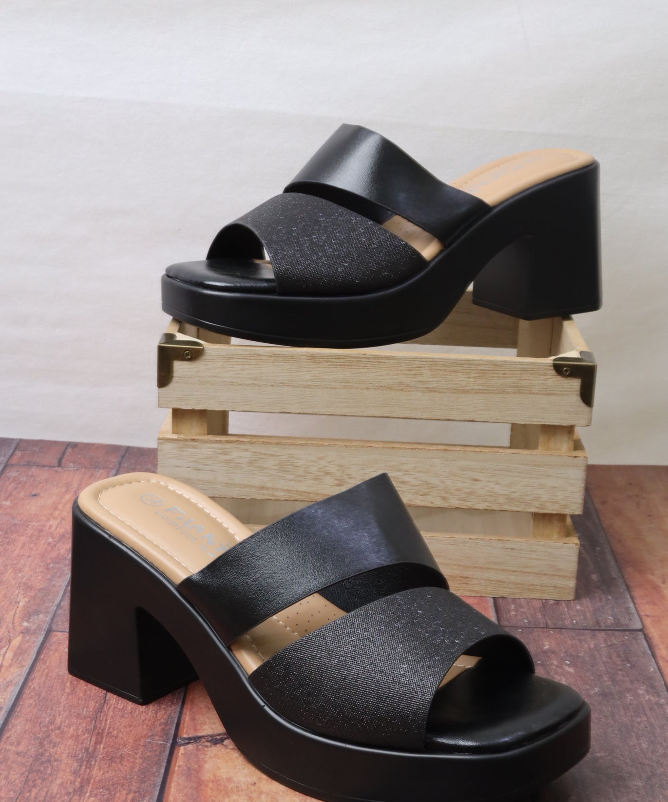 Women's wide-heeled sandal 55066 