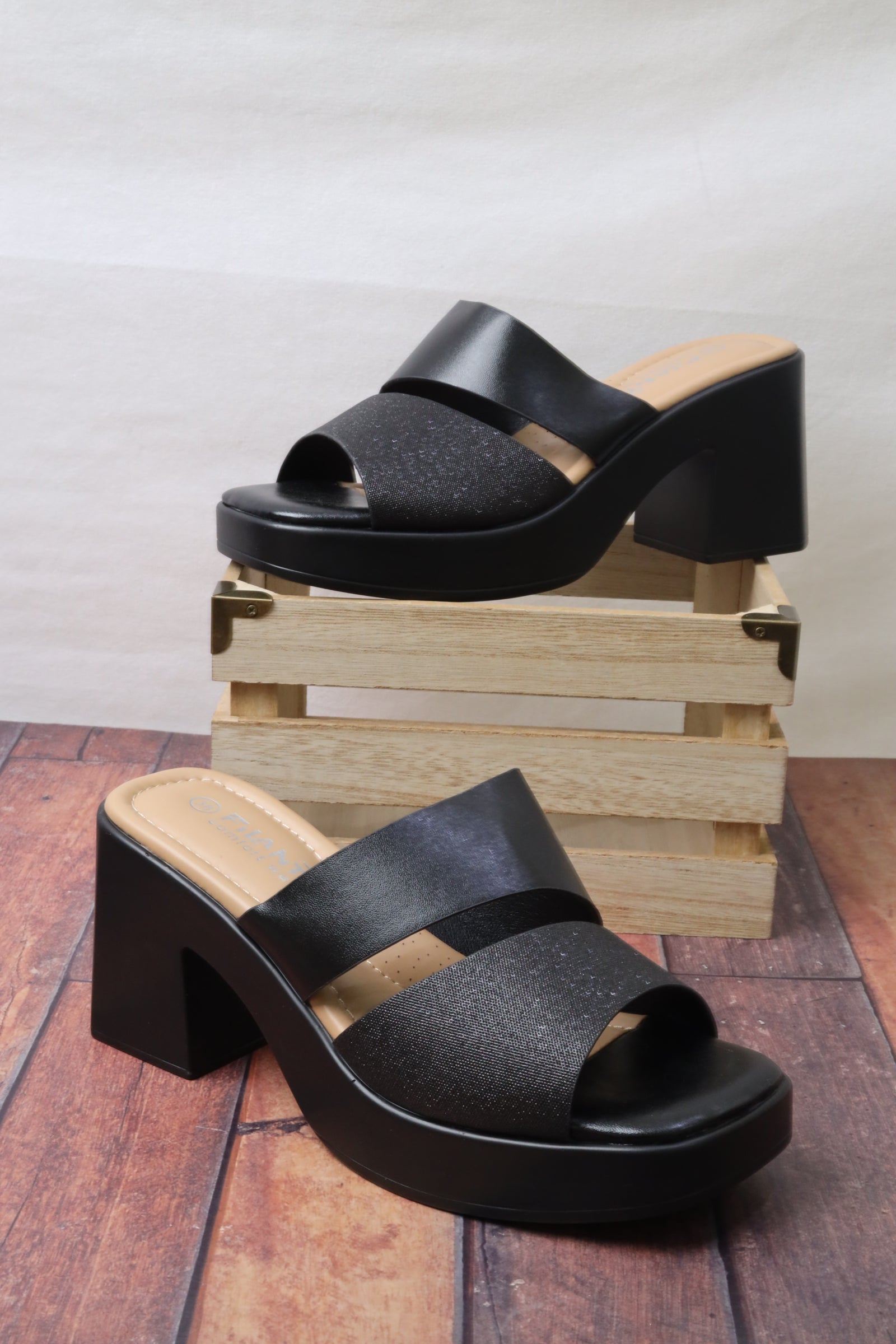 Women's wide-heeled sandal 55066 