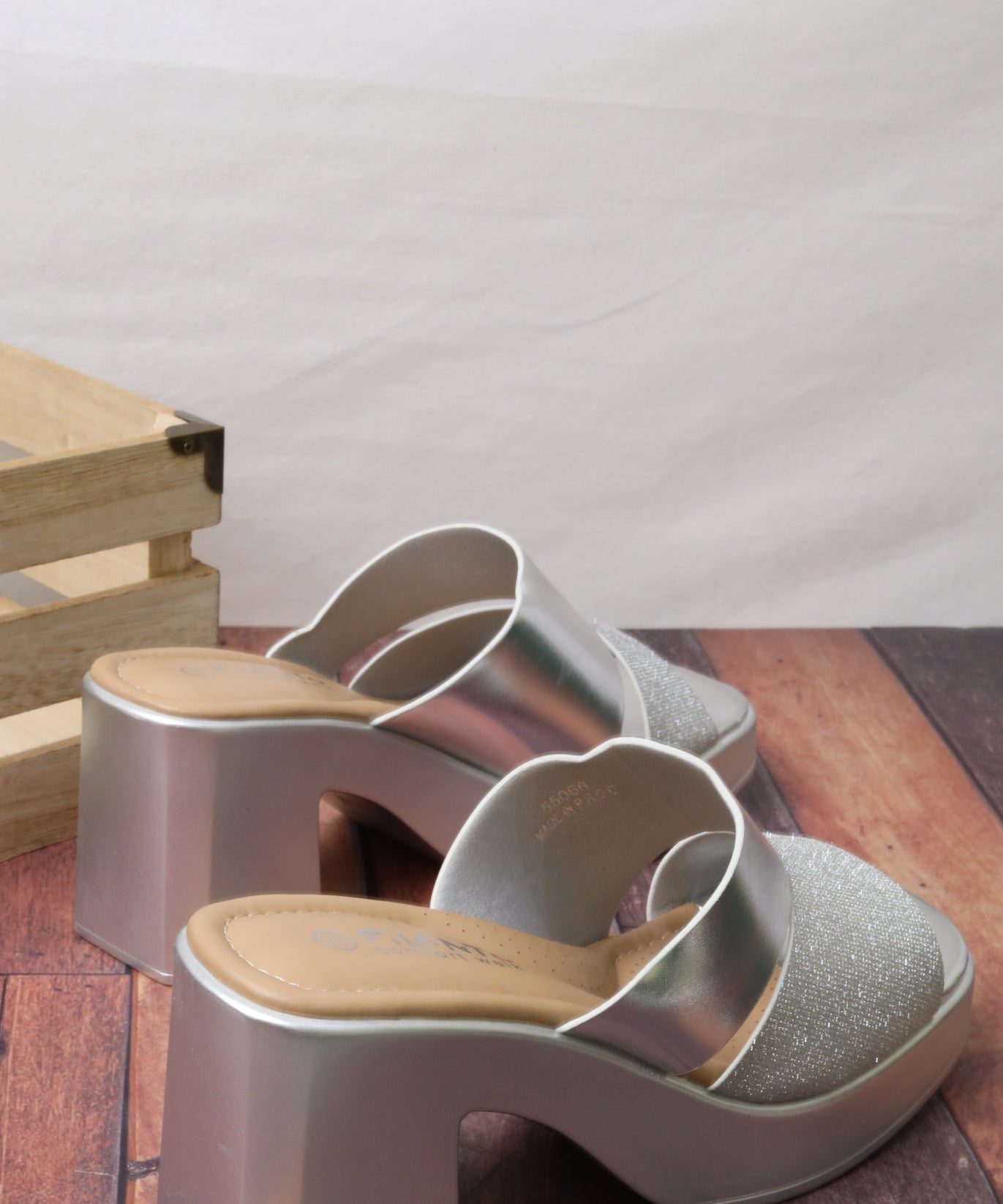 Women's wide-heeled sandal 55066 