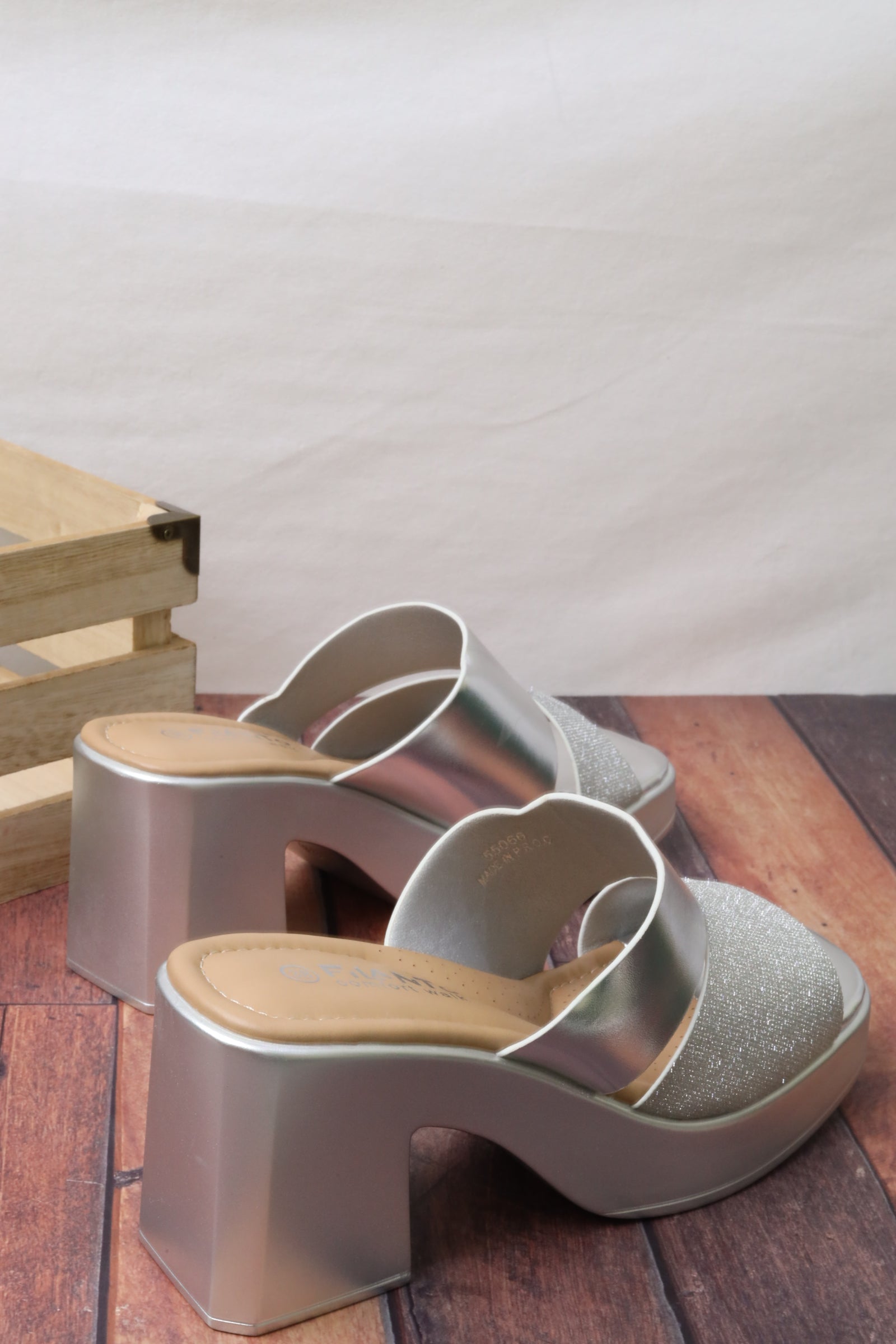 Women's wide-heeled sandal 55066 