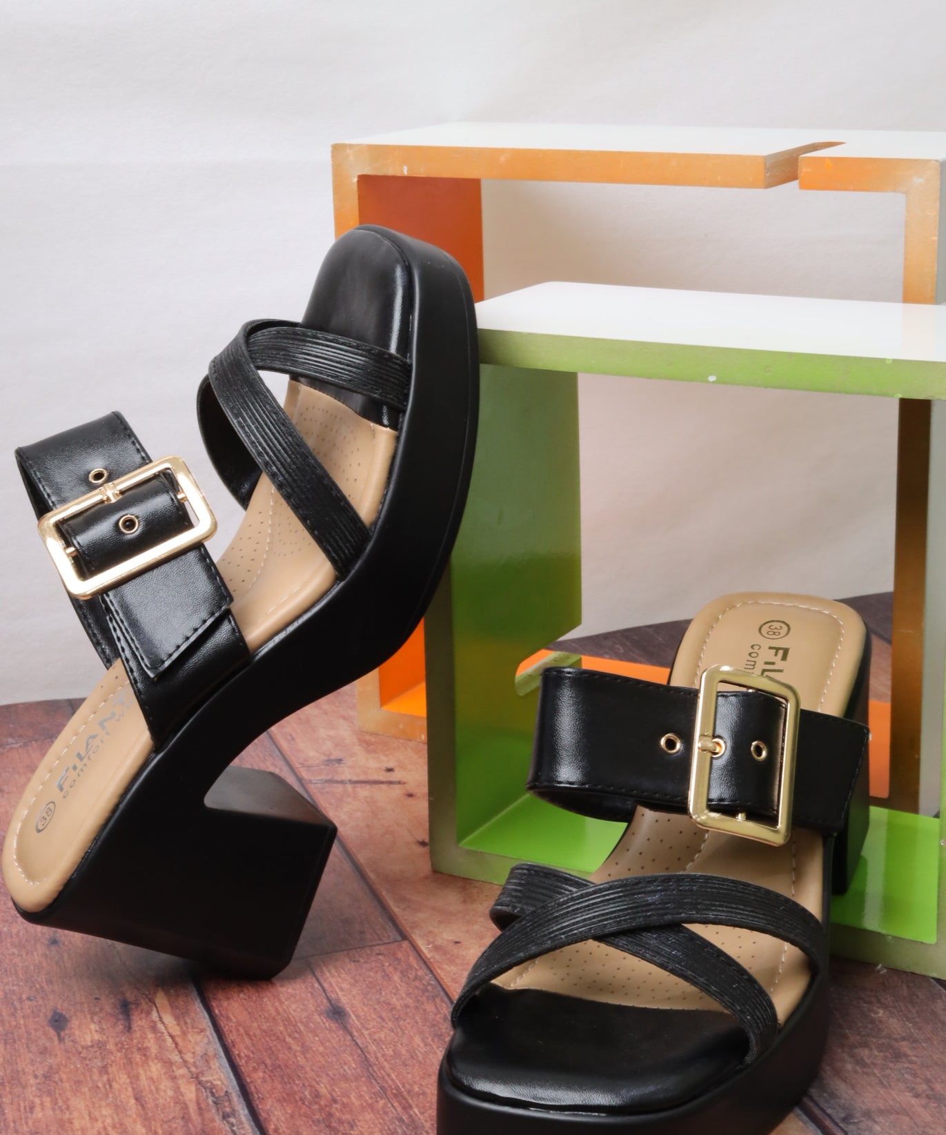 Women's wide-heeled sandal 55062