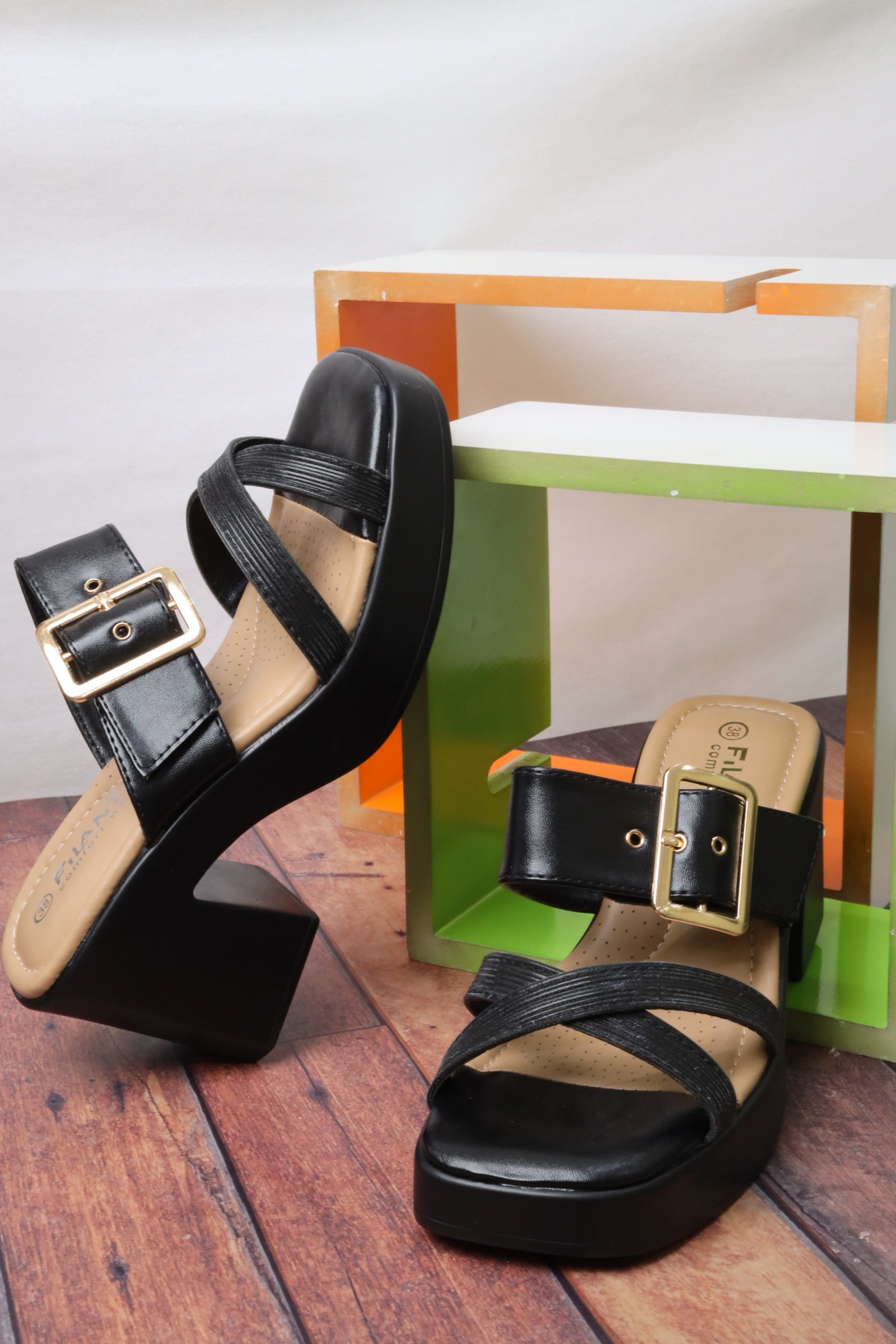 Women's wide-heeled sandal 55062