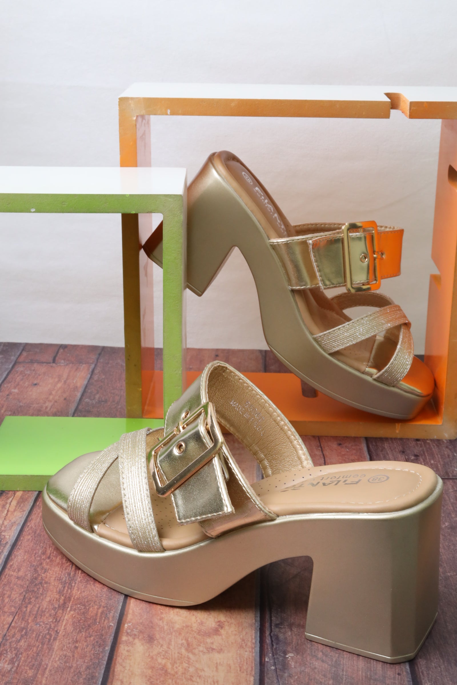 Women's wide-heeled sandal 55062