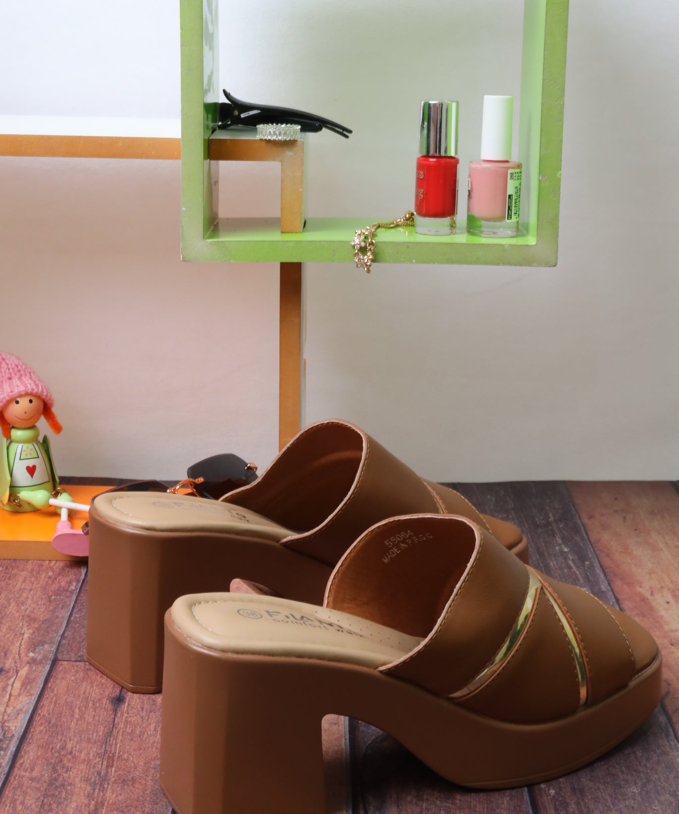 Women's wide-heeled sandal 55064