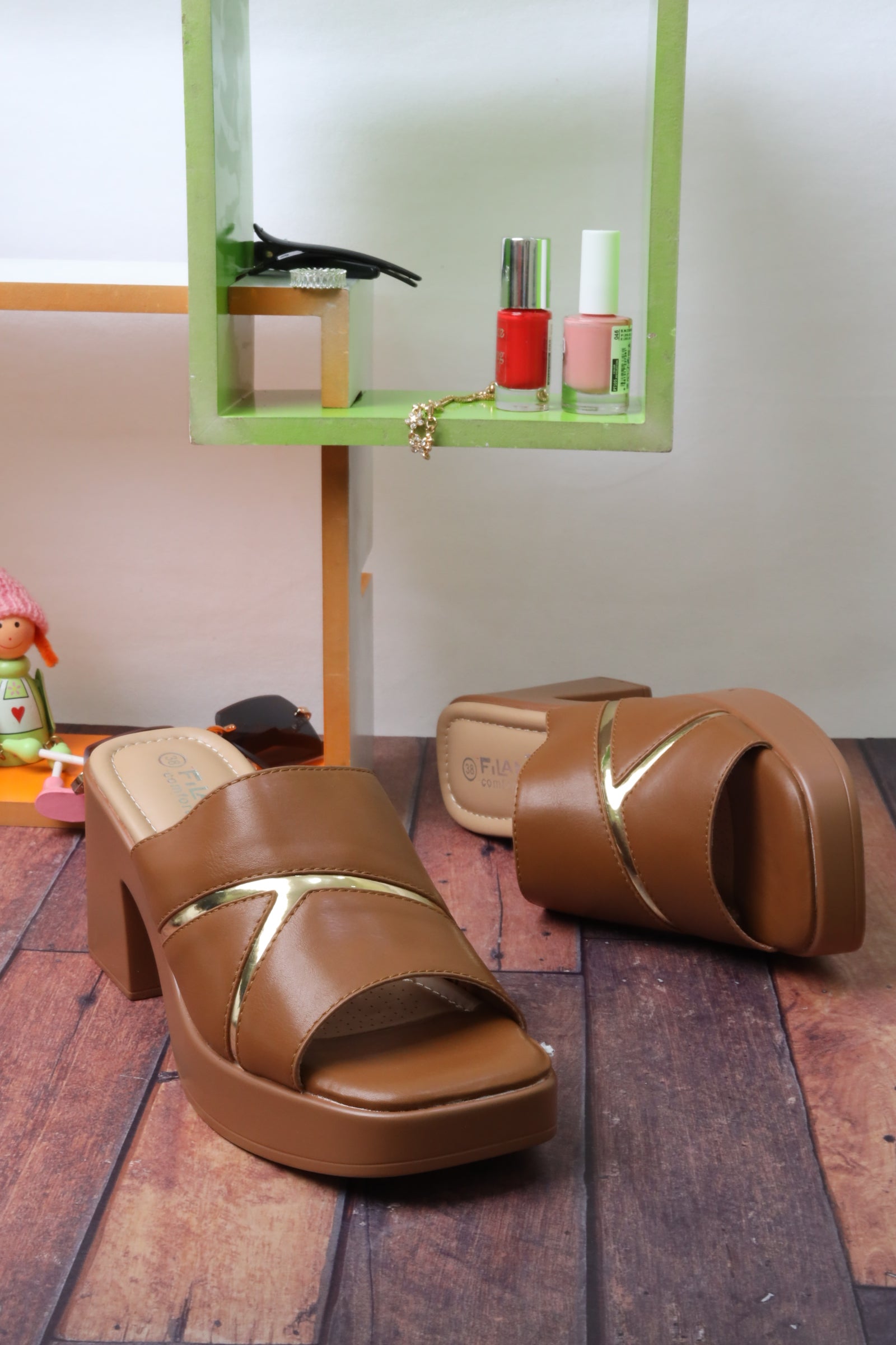 Women's wide-heeled sandal 55064