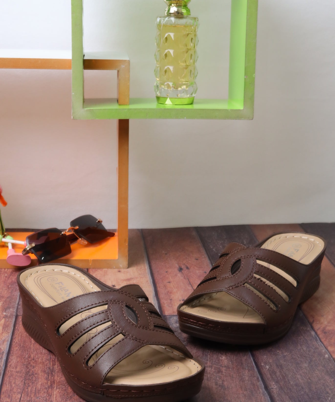 Women's wide-heeled sandal 55083 