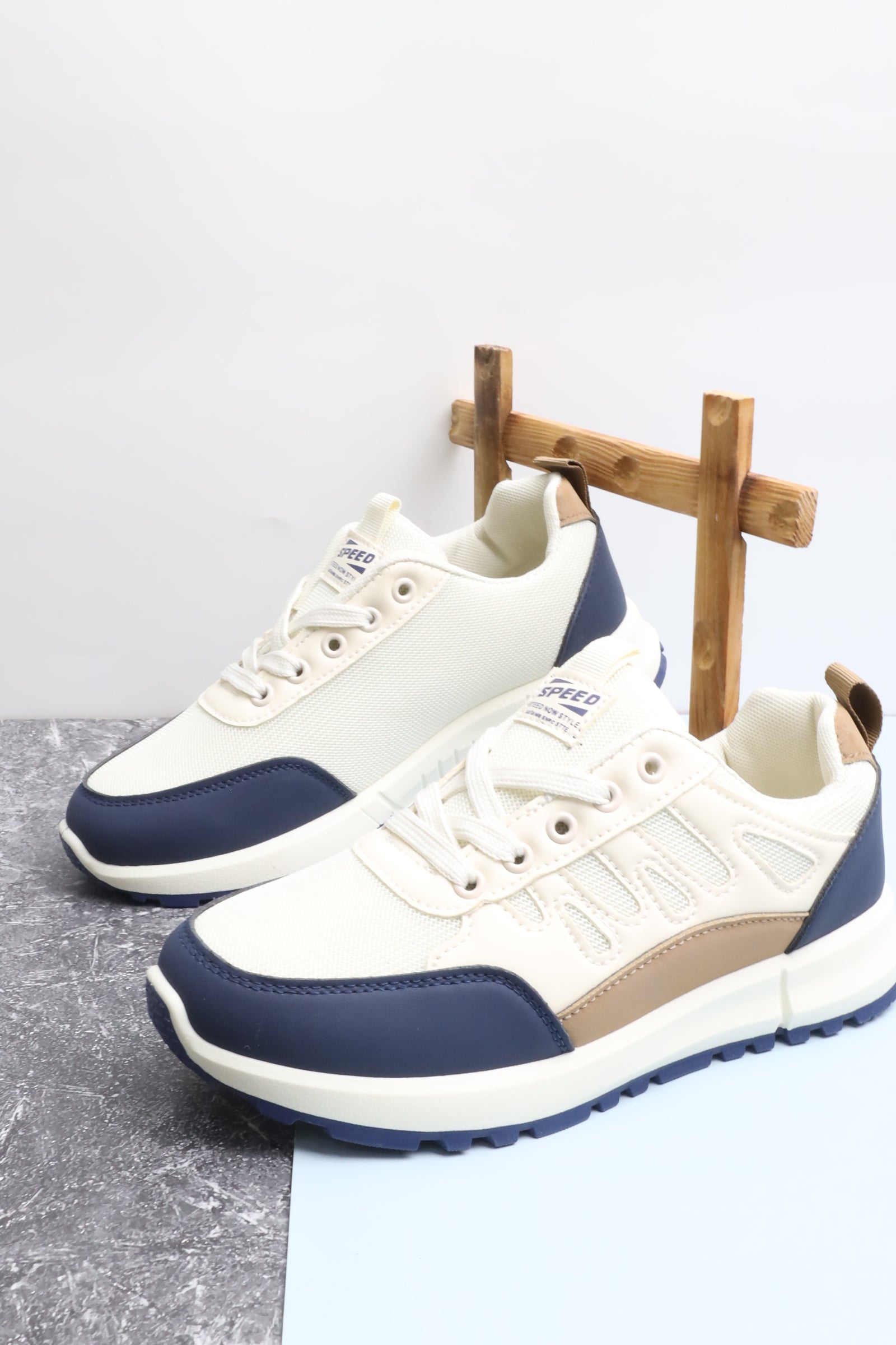 حذاء رياضي نسائي 8901