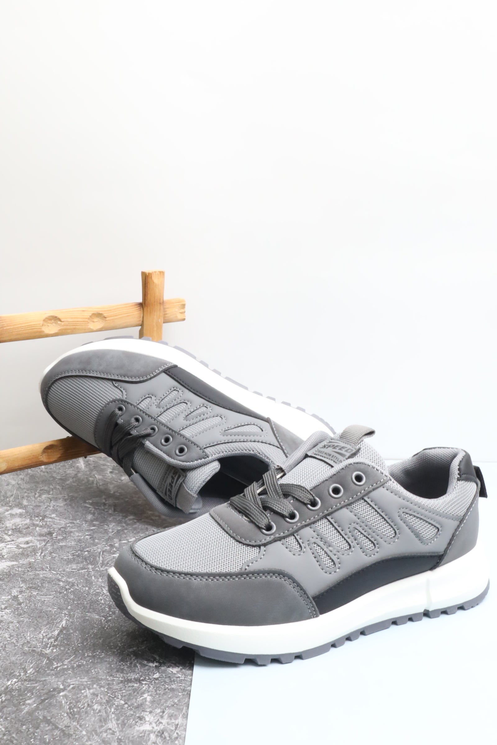 حذاء رياضي نسائي 8901