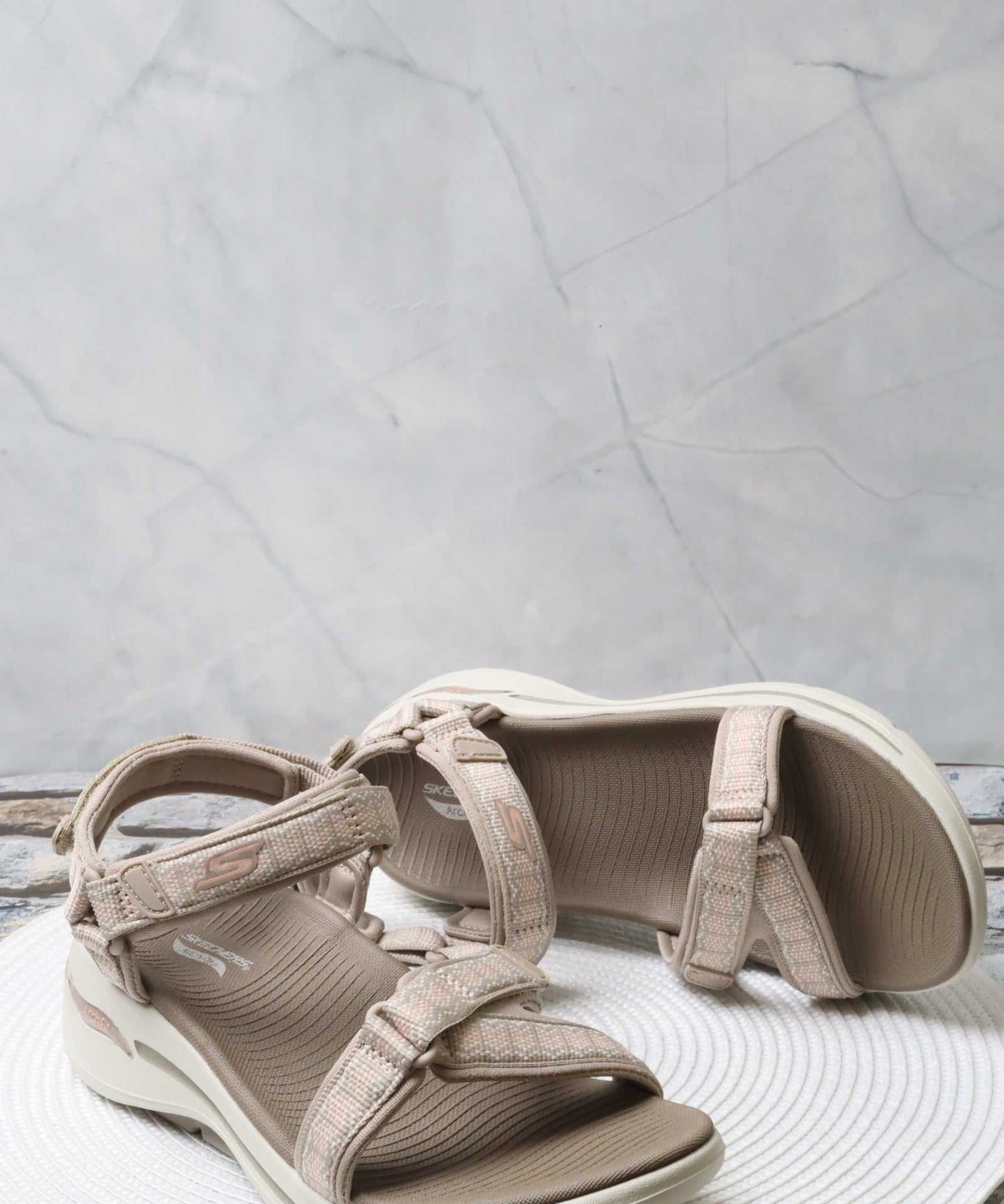 سكيتشرز نسائي جو ووك آرتش فيت 140256