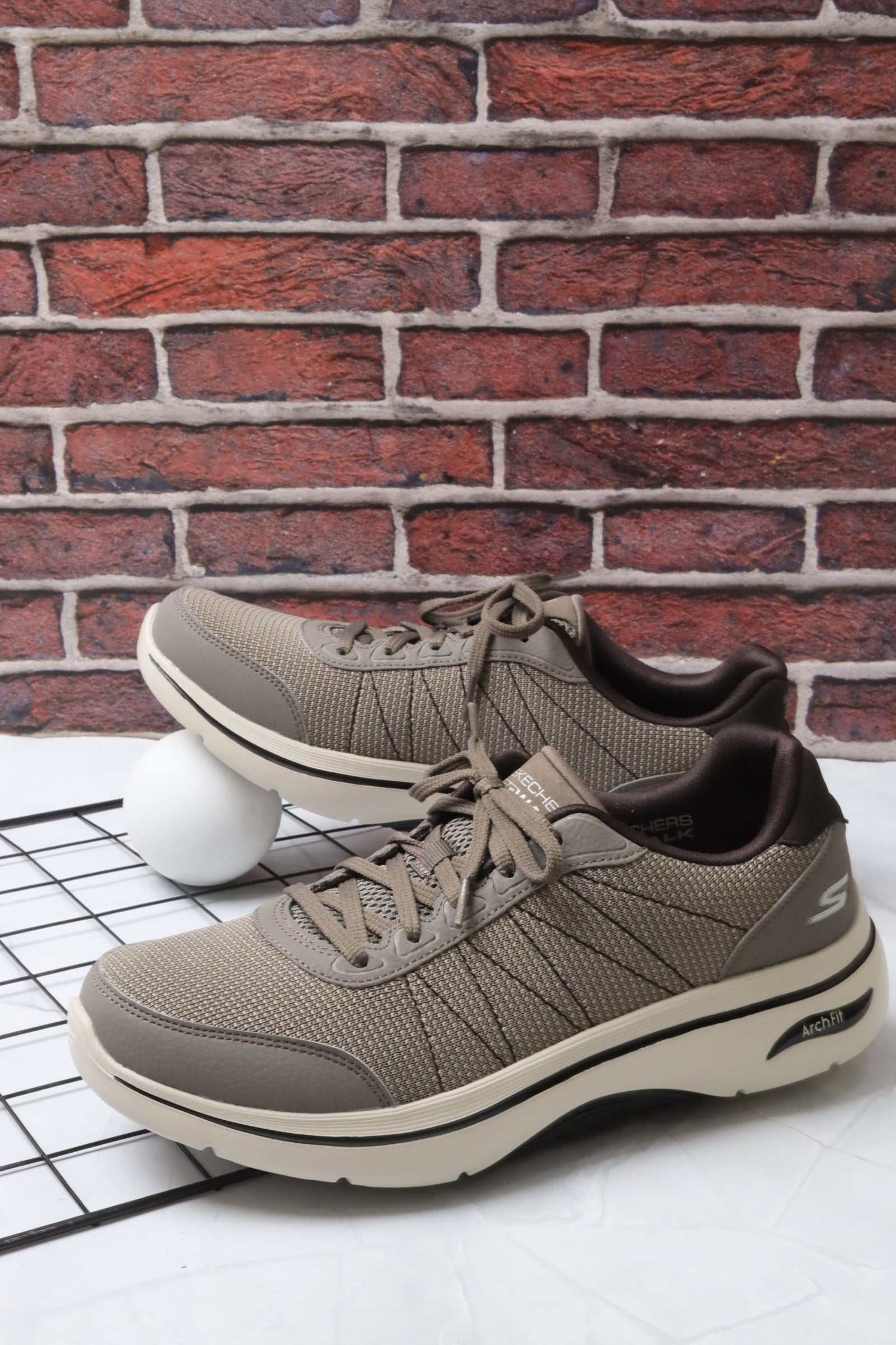 سكيتشرز رجالي جو ووك آرتش فيت 216603