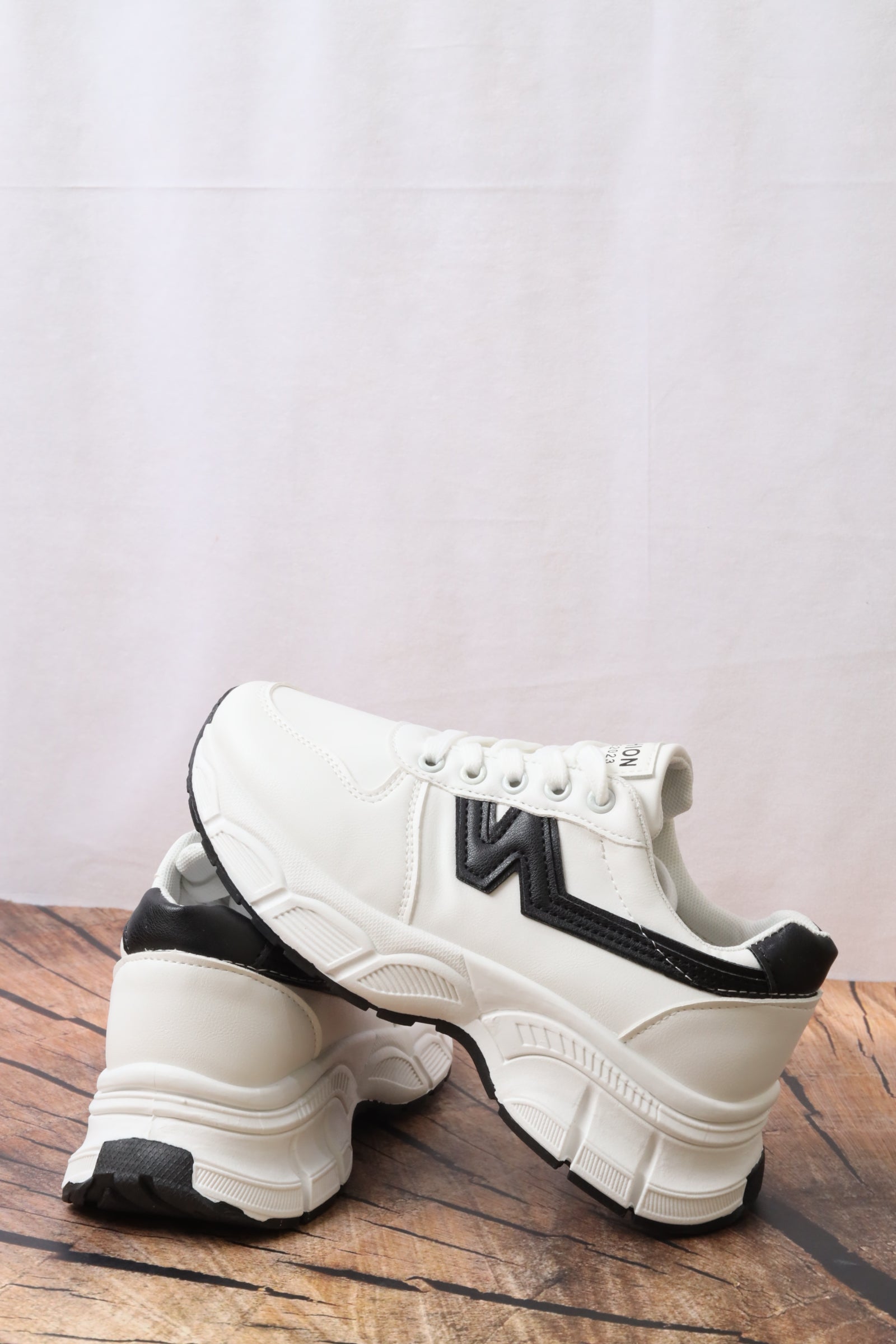 حذاء رياضي نسائي 7710