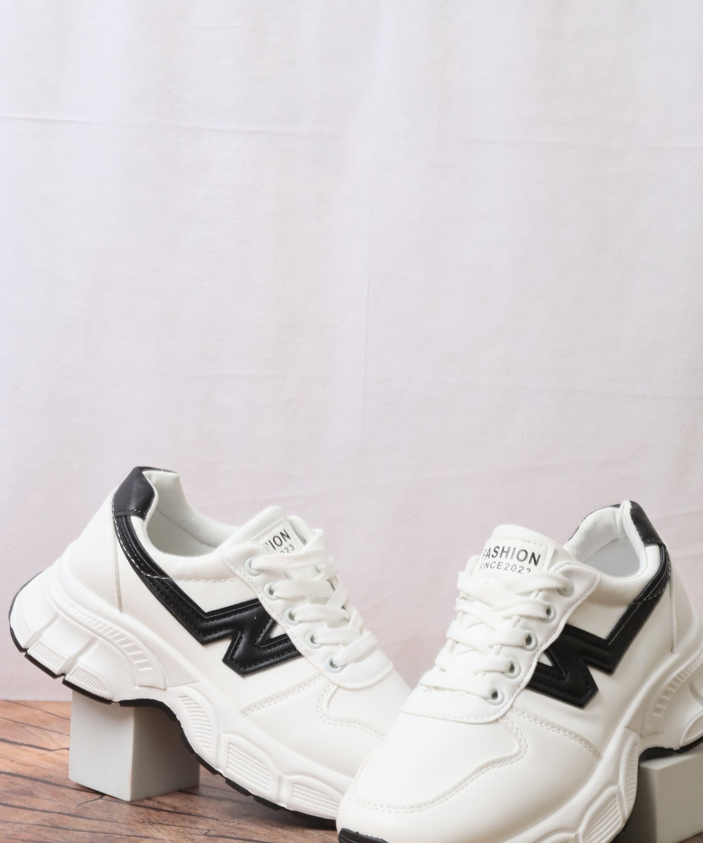 حذاء رياضي نسائي 7710