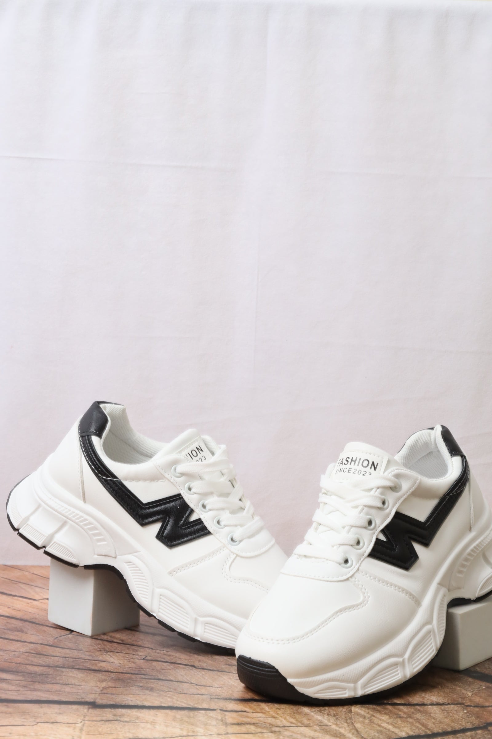 حذاء رياضي نسائي 7710