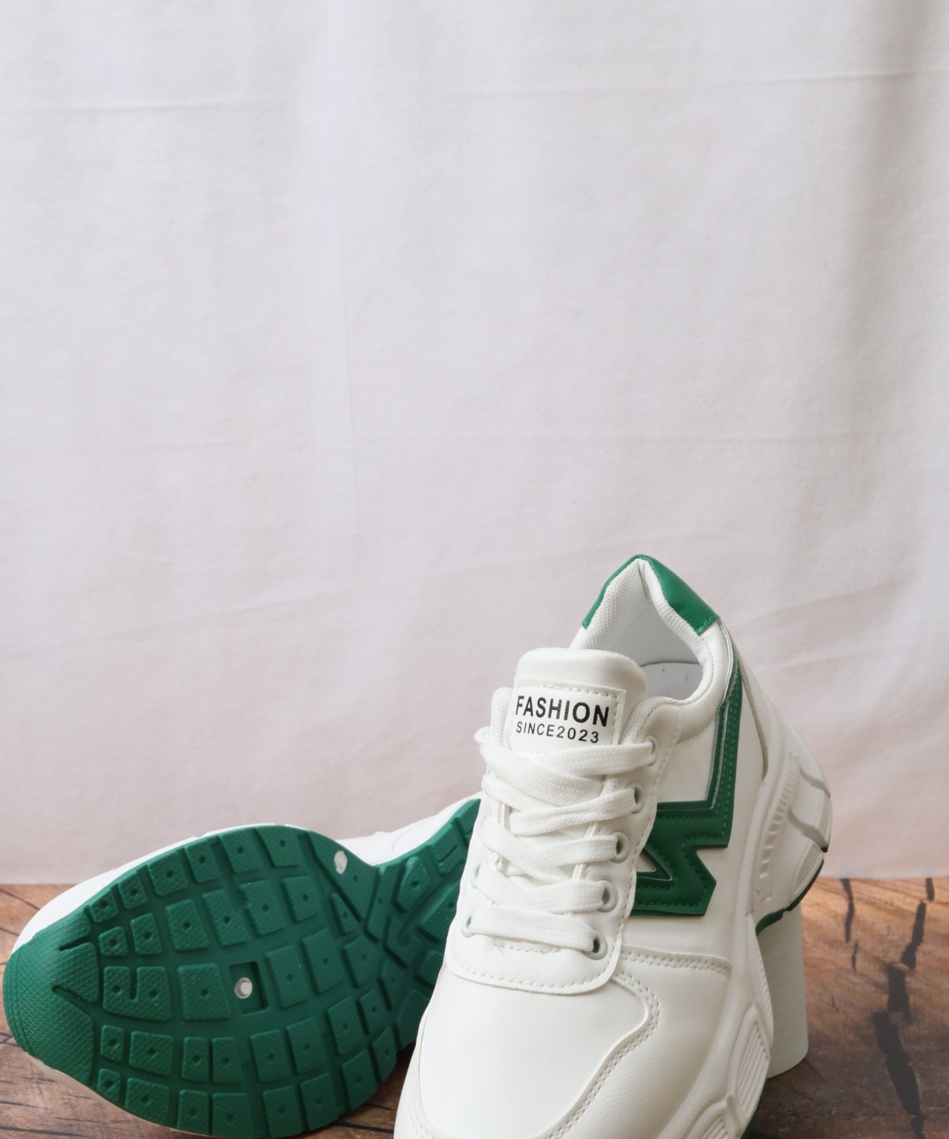 حذاء رياضي نسائي 7710