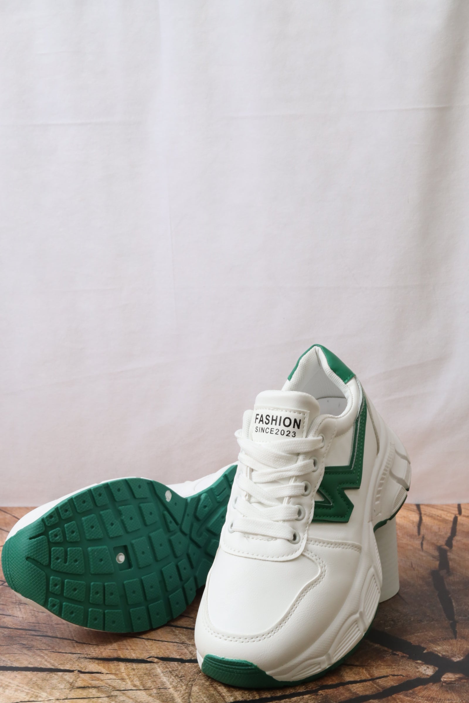 حذاء رياضي نسائي 7710