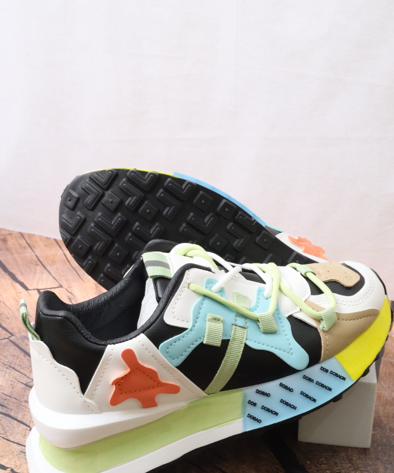 حذاء رياضي نسائي  1046