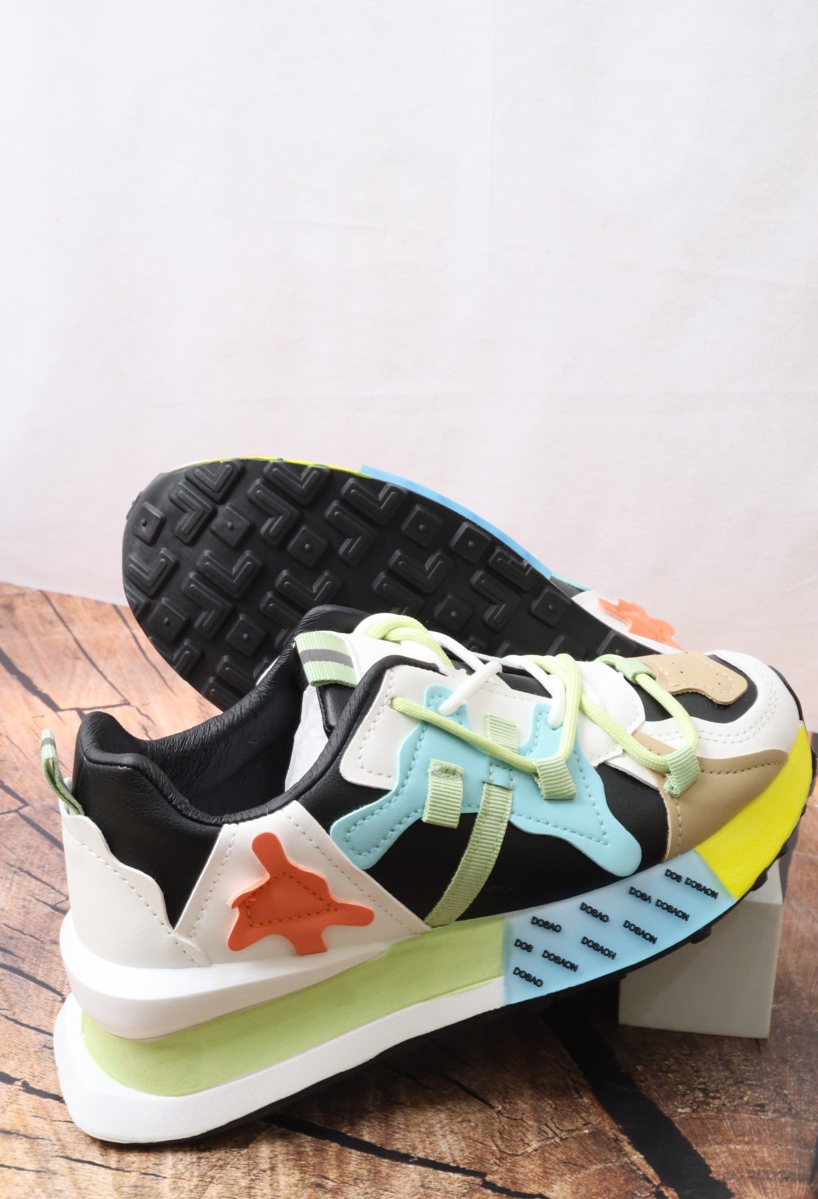 حذاء رياضي نسائي  1046