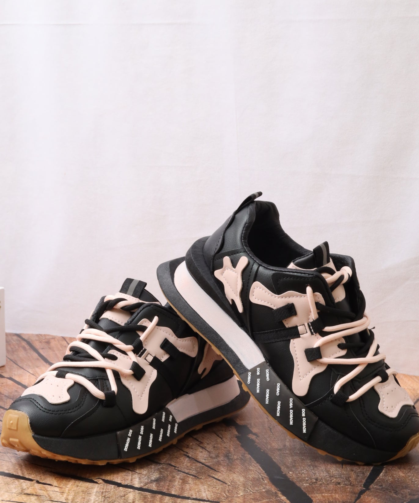 حذاء رياضي نسائي  1046