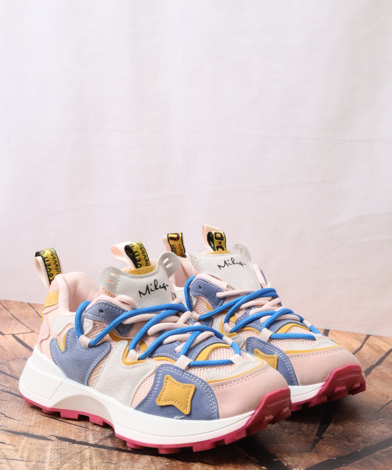 7372 Women's Sports Shoes