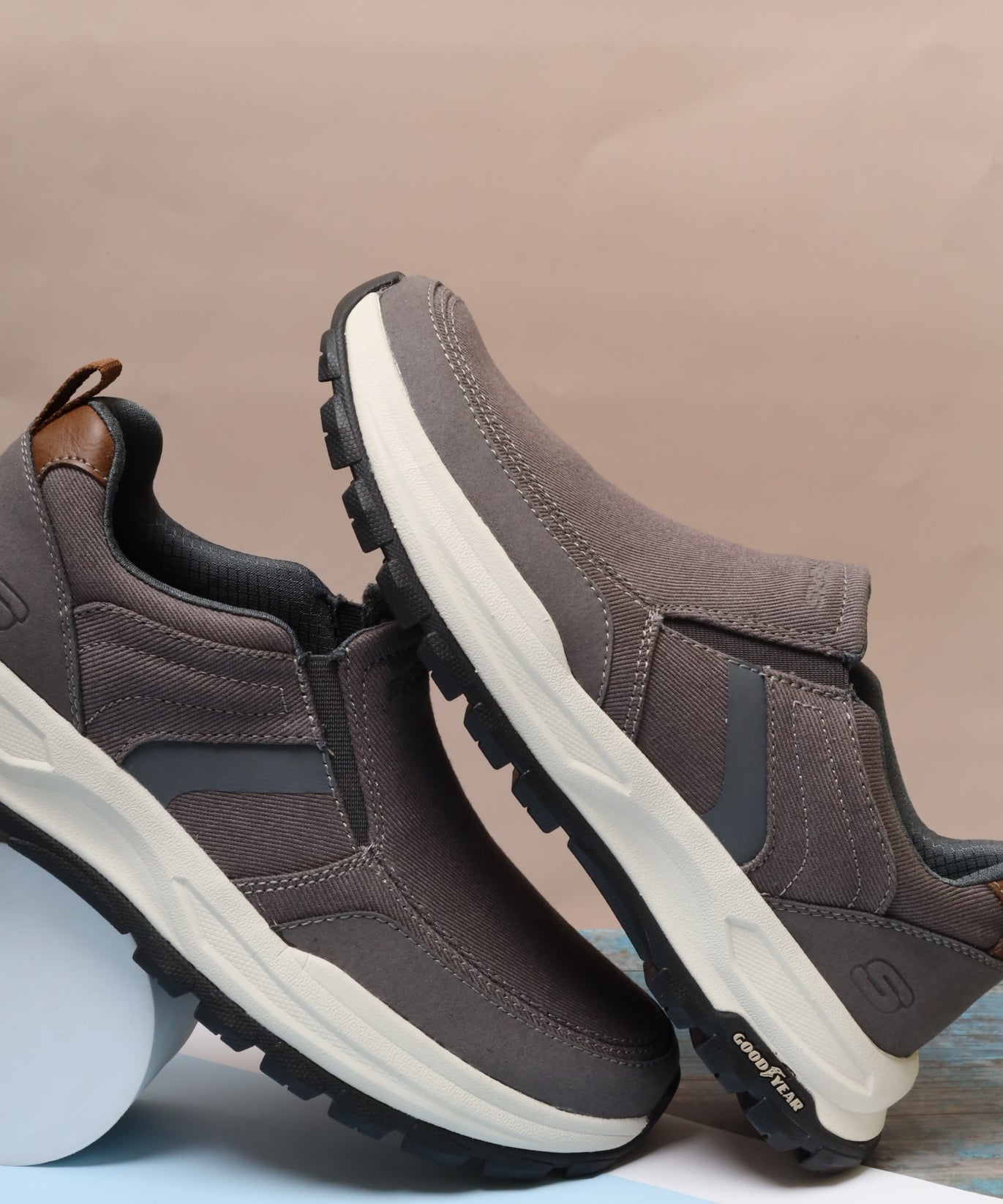 سكيتشرز رجالي جو ووك آرتش فيت 204698