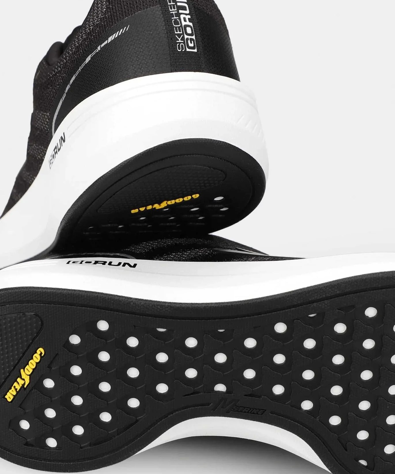 سكيتشرز رجالي جو رن بلس 220540