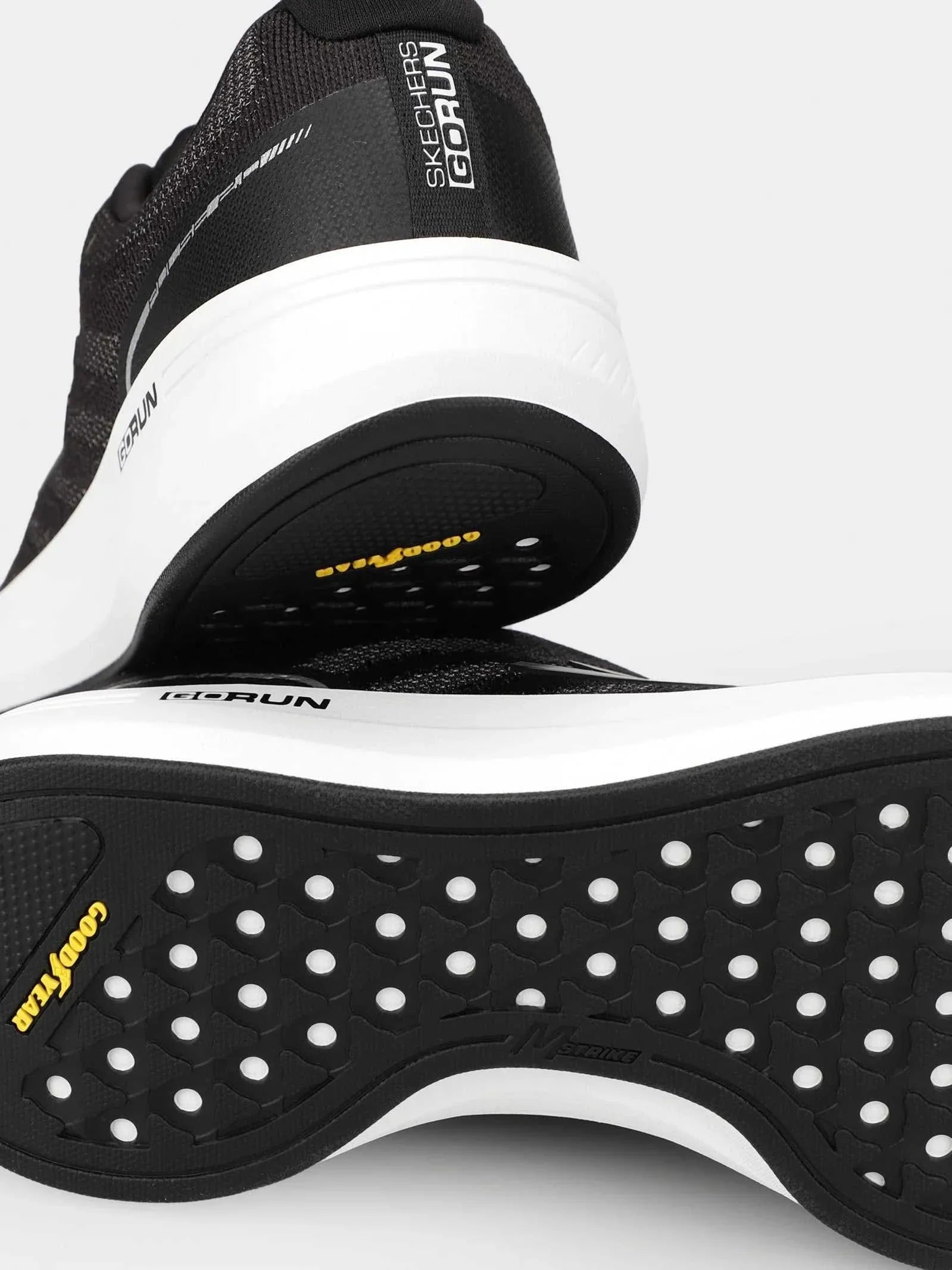 سكيتشرز رجالي جو رن بلس 220540